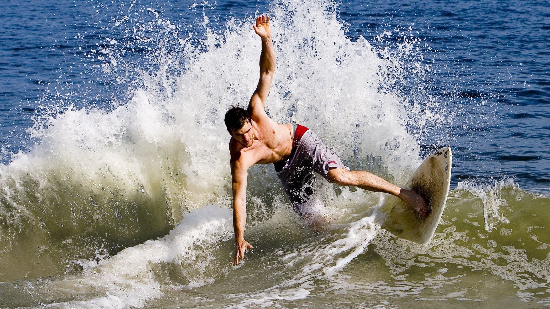 深圳篮球公开赛吸引全国各地球队参赛，竞争激烈，深圳篮球比赛